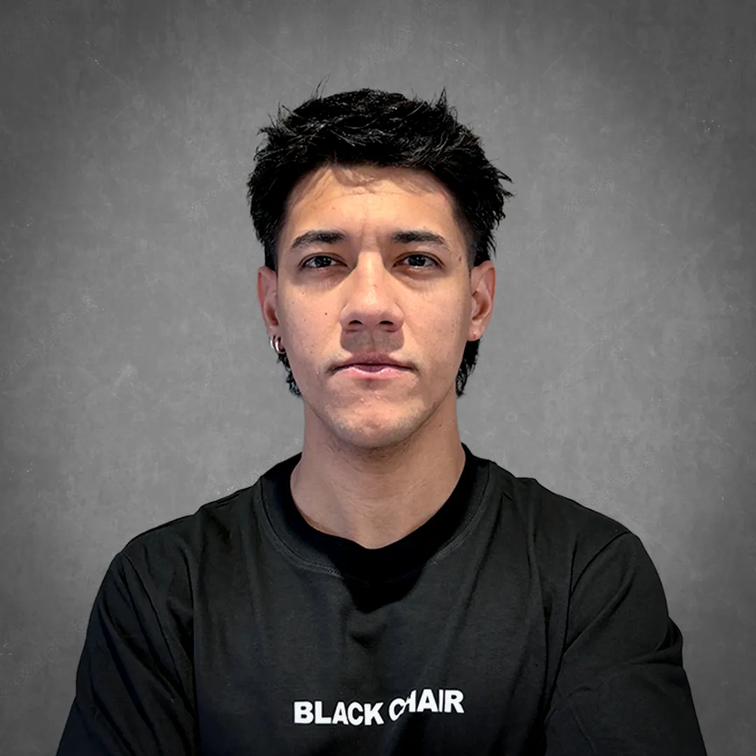 Valentín, barbero en Black Chair General Paz